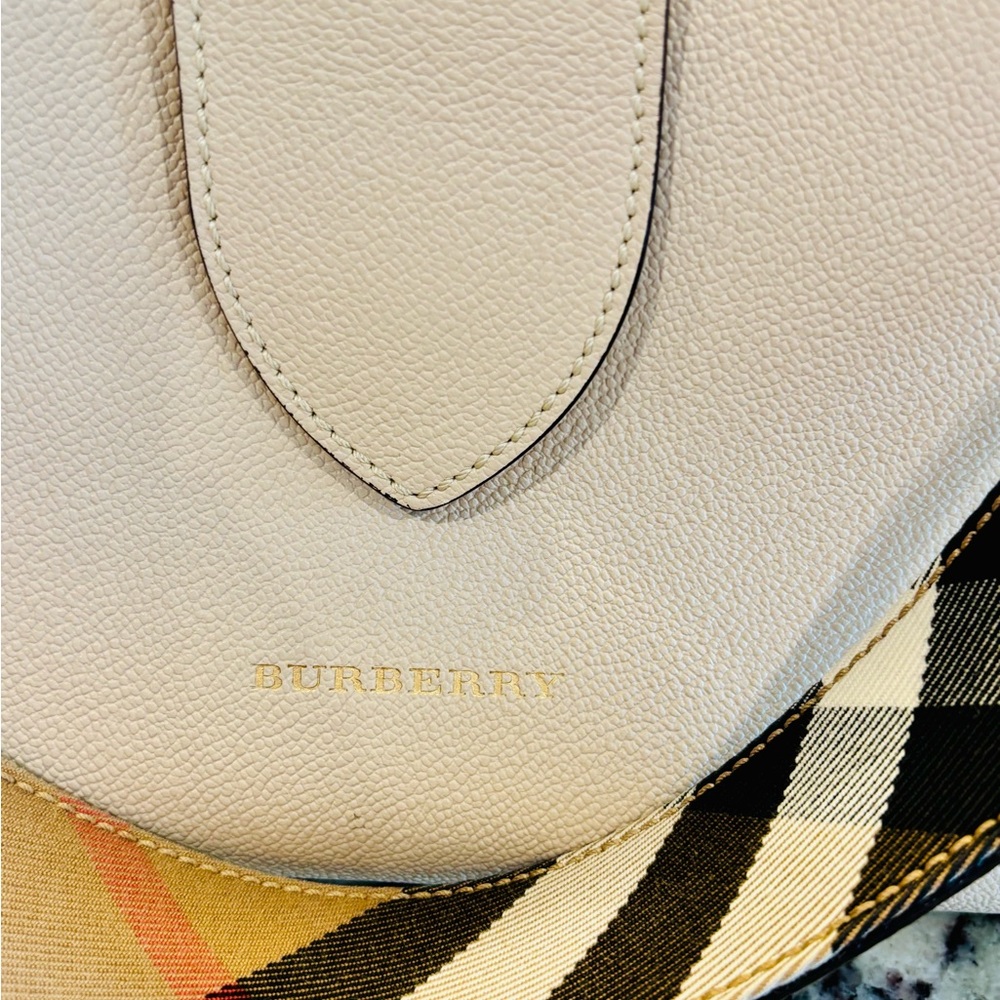 Burberry Soft Grain Calfskin Medium Buckle Tote Purse Limestone 4029030 - Picture 6 of 12
